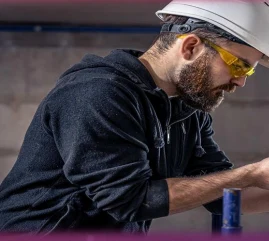 Electricista de Grupo CS Orión trabajando en un tablero